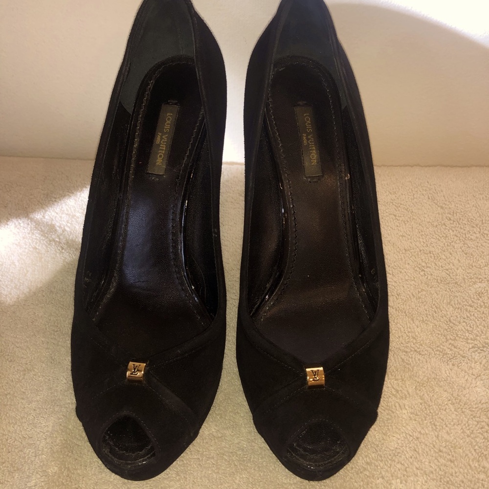 Auth Louis Vuitton black suede heels sz38